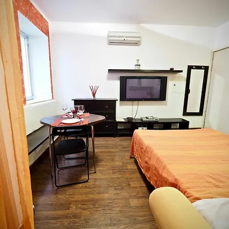 Rosso San Luca Zona Acquario Apartment *